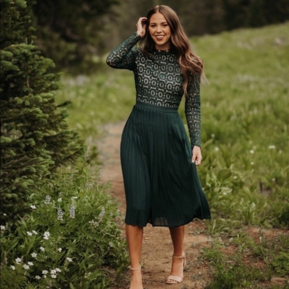Ivy City Co Arabella Lace Midi Dress In Hunter Green